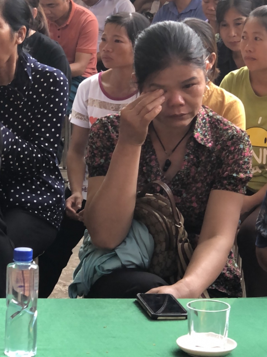 Phụ huynh tham gia chuyên đề cũng không kìm được những giọt nước mắt.