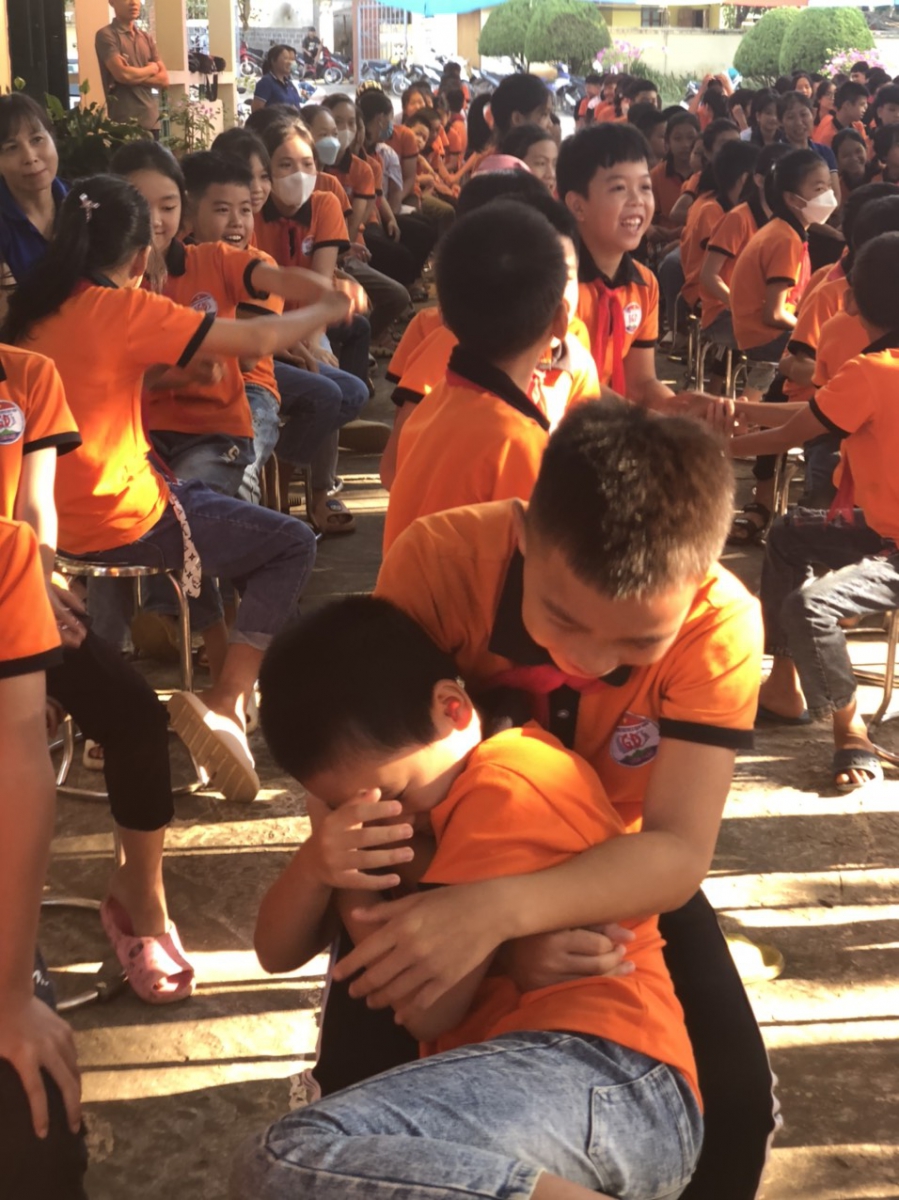 Các em học sinh tham gia trò chơi tích cực.