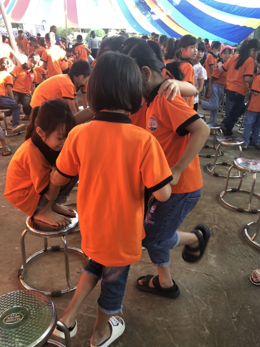 Các em học sinh tham gia trò chơi vận động "Gió thổi, gió thổi" qua trò chơi giúp các em học sinh các kỹ năng Làm việc nhóm, kỹ năng lắng nghe... tự tin, bạo dạn hơn.