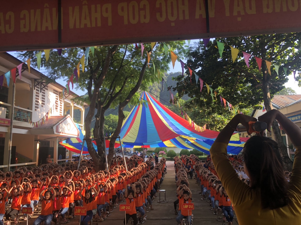 Những hình trái tim trên đầu để thay lời cảm ơn đến các ông bà, cha mẹ, thầy cô... Chuyên đề kết thúc đọng lại trong các em nhiều cảm xúc. .