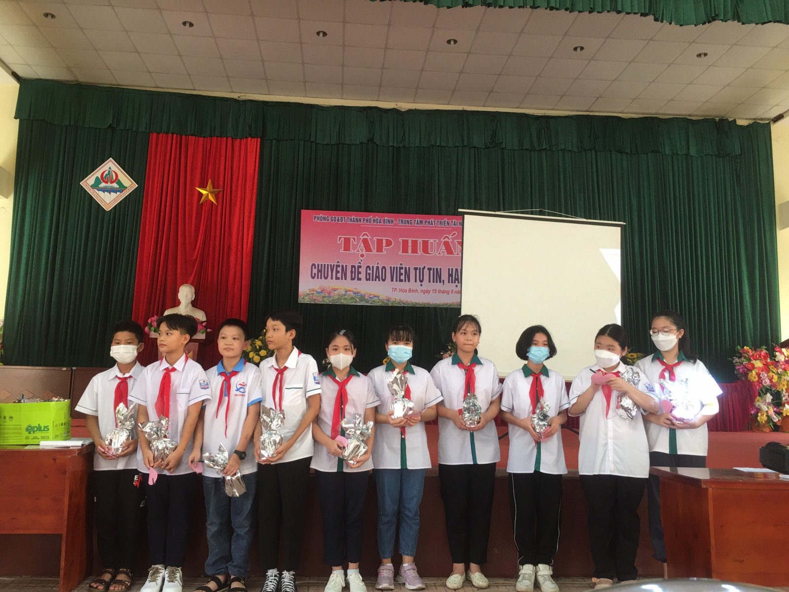 Các em học sinh rất háo hức khi nhận được phần quà của các cô Trung tâm Superkids