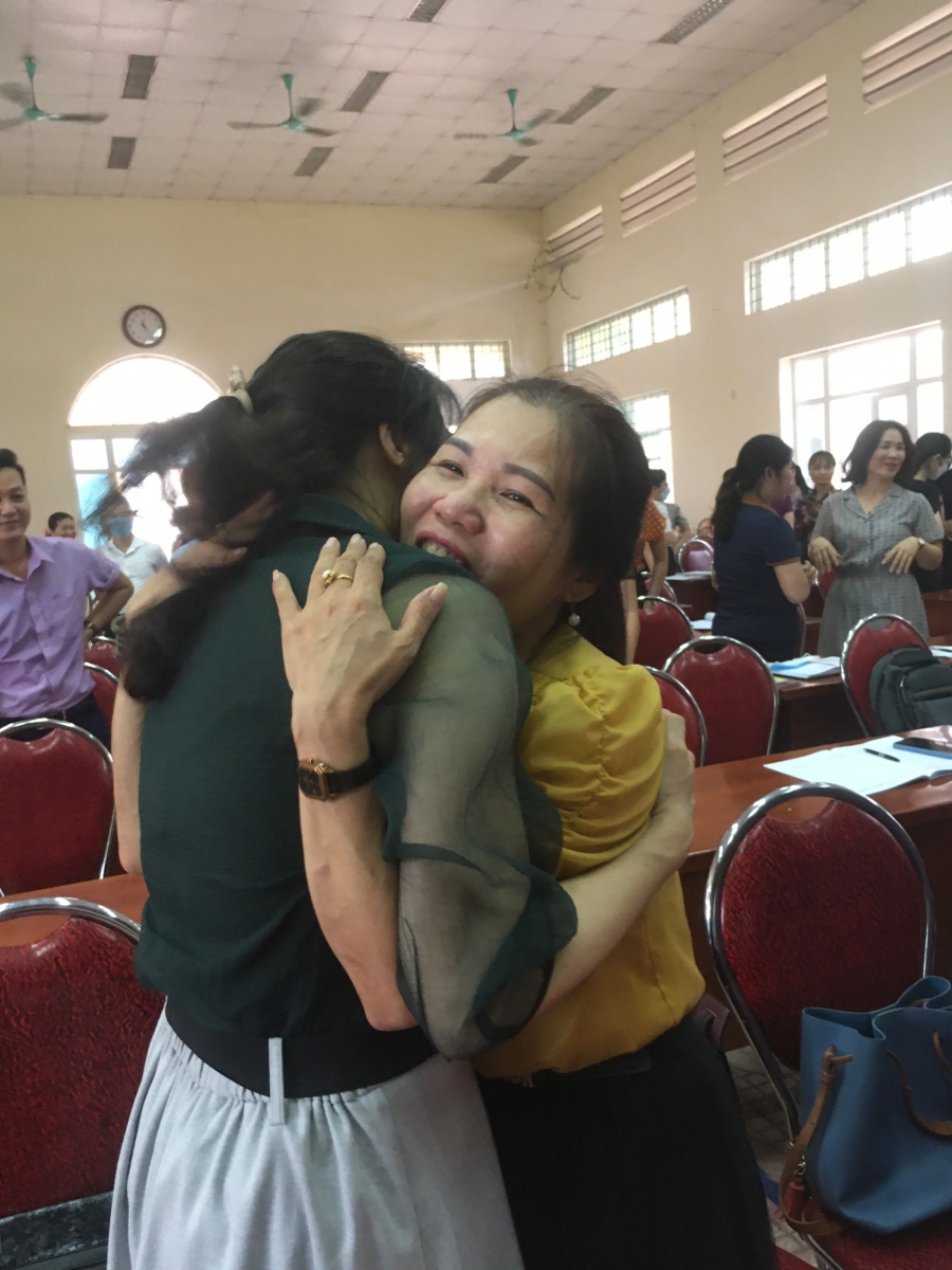 Văn hóa ôm yêu thương là một trong 3 văn hóa mà ở các trường thầy cô, các em học sinh nên sử dụng những cái ôm yêu thương trong sáng kèm với đó là những lời động viên "bạn thật tuyêt vời, chúc bạn nhiều niềm vui, em làm bài thật tốt..."