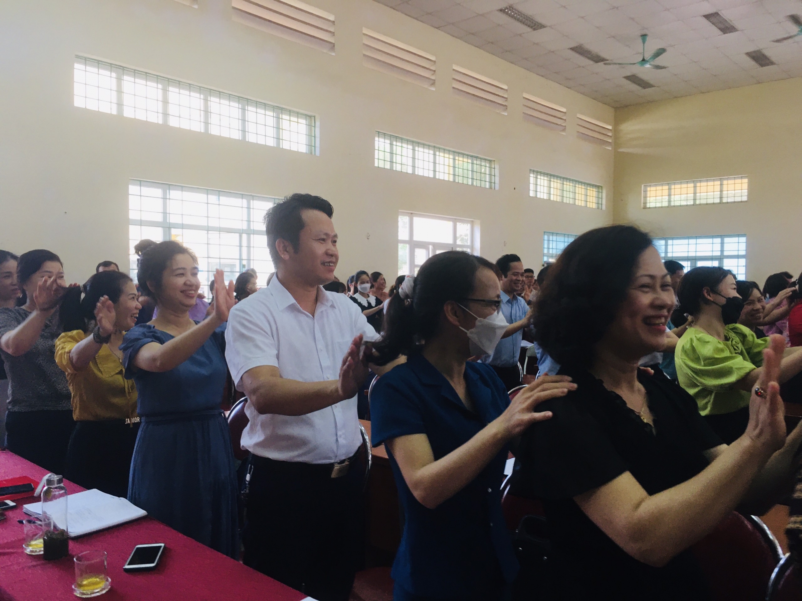 Thầy cô tham gia một số trò chơi khởi động giúp cho chuyên đề thêm nhiều năng lượng