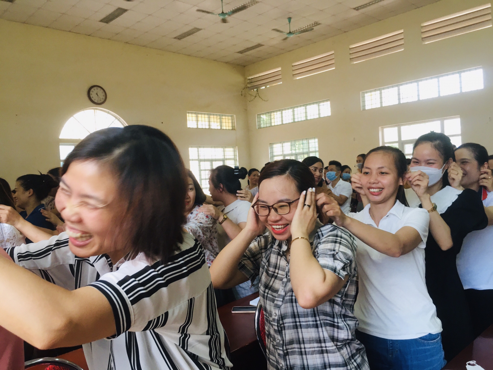 Các thầy cô tham gia nhiệt tình, mặc dù mỗi thầy cô một trường khác nhau nhưng qua các trò chơi giúp các thầy cô thêm gắn kết hơn.