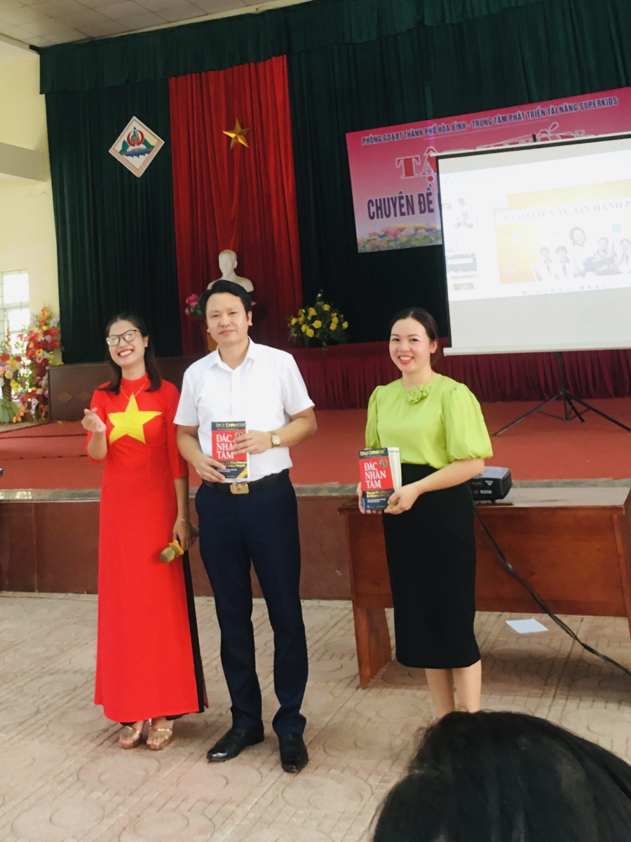 Các thầy cô nhận được quà tặng cuốn sách "Đắc nhân tâm"