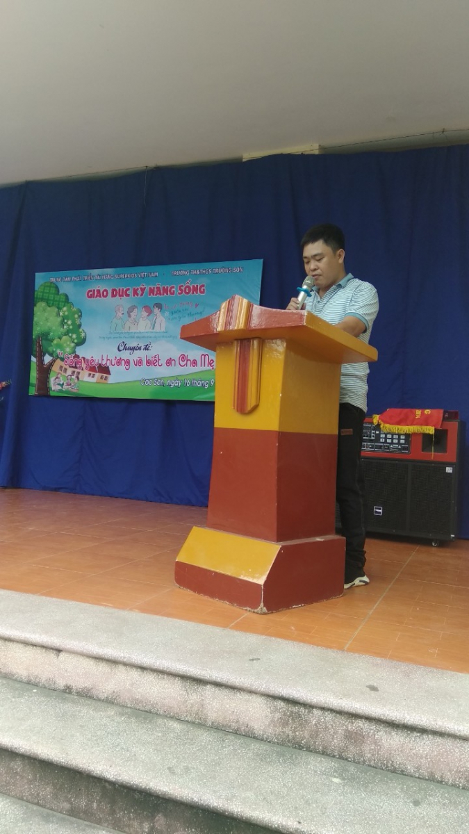 Thầy tổng phụ trách trường TH & THCS Trường Sơn ổn định tổ chức và giới thiếu chuyên gia diễn giả Thúy Ngần tổ chức chuyên đề.