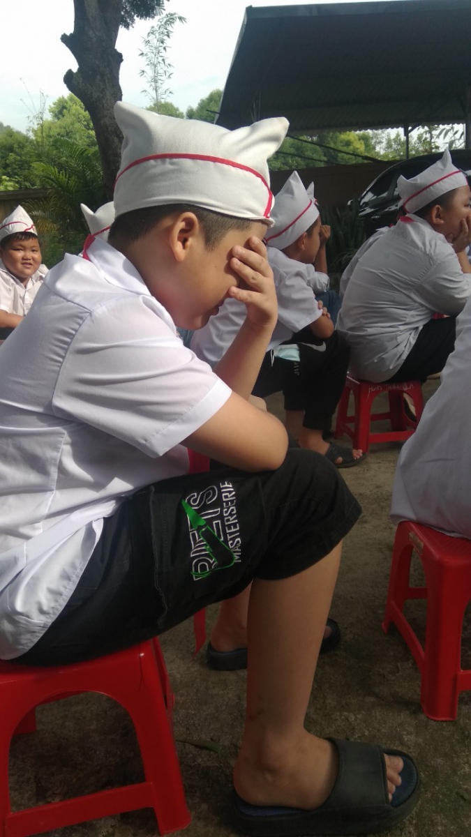 Sau khi nghe cô diễn giả Thúy Ngần chia sẻ chuyên đề "Sống yêu thương và biết ơn cha mẹ" Những giọt nước mắt thay cho lời cảm ơn, lời xin lõi đến cha mẹ của mình.