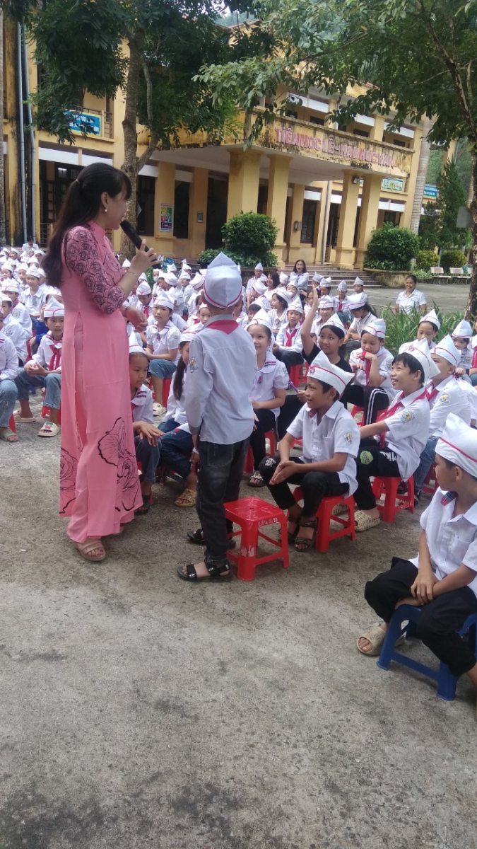 Các em học sinh thi đua trả lời câu hỏi của cô để nhận được các phần quà của các cô.