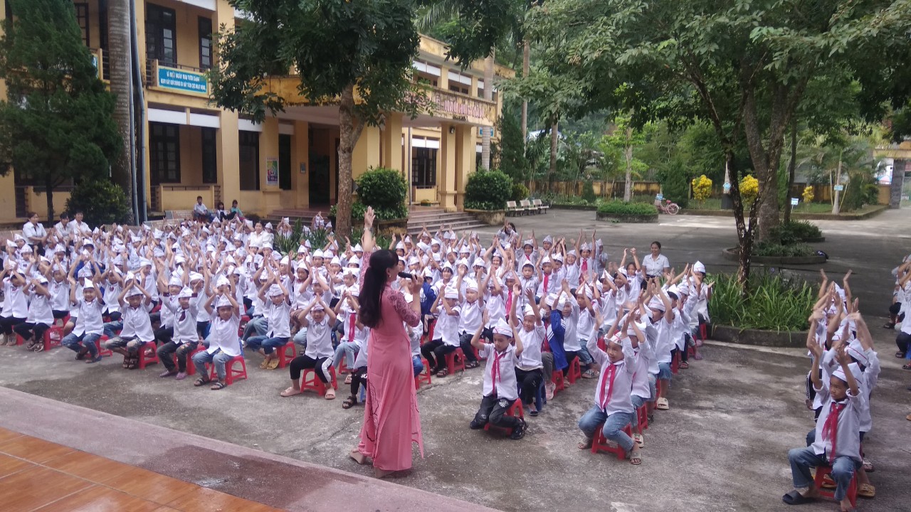 Các em học sinh hào hứng và tham gia trò chơi khởi động "Gió thổi" rất nhiệt tình.