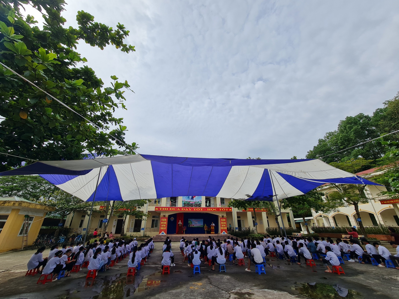 Chuyên đề "Sống yêu thương và biết ơn cha mẹ" Trường TH & THCS trường Trường Sơn huyện Lương Sơn <br />
<img alt=