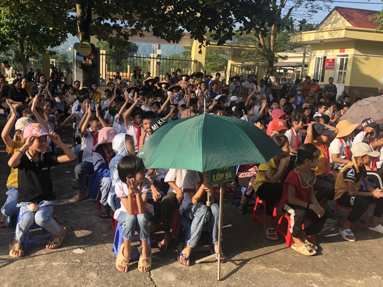 Dù thời tiết rất nắng nhưng không ảnh hưởng tới năng lượng tràn đầy của Diễn giả Thúy Ngần cũng như Thầy cô giáo, quý phụ huynh và các em học sinh