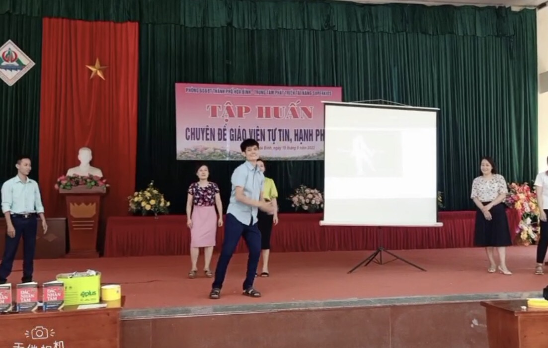 Các thầy cô rèn luyện ngôn ngữ hình thể qua trò chơi