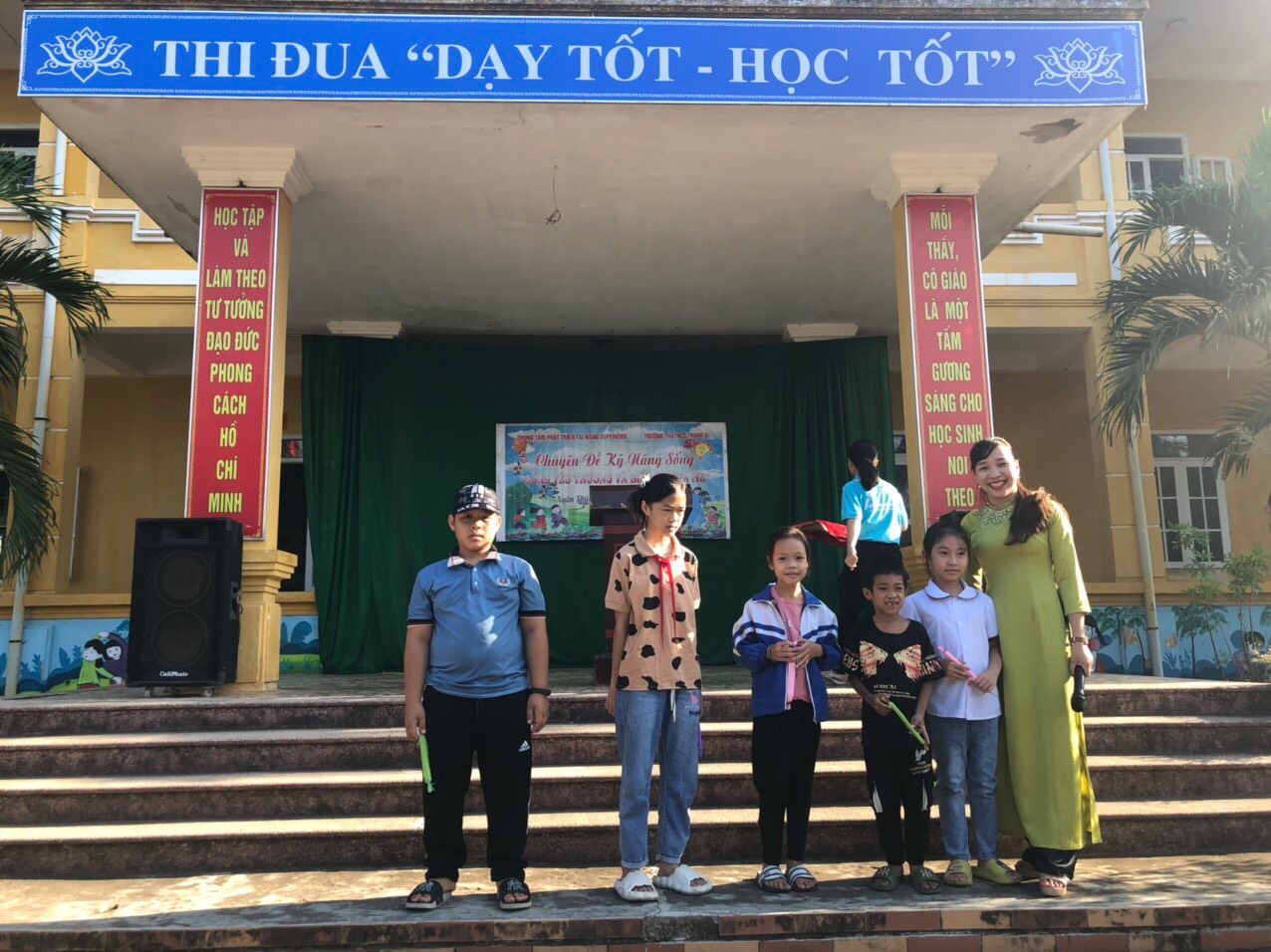 Các em học sinh trường TH & THCS Trung Bì xuất sắc trả lời đúng tên bài hát và nhận được phần quà của các cô Trung tâm Superkids.