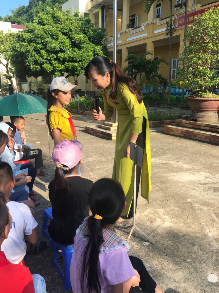 Các em tham gia trả lời các câu hỏi của cô để nhận phần quà thông qua trò chơi "Nghe nhạc đoán tên bài hát"