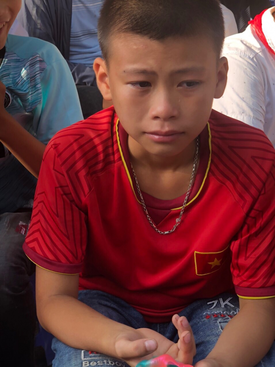 Những giọt nước mắt, cảm ơn sự hi sinh vất vả của cha mẹ, những lời xin lỗi ân hân cứ nghẹn ở cổ họng.