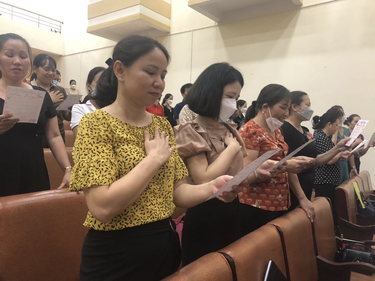 Mỗi tầy cô đều được tặng tờ giấy "Vitamin cho bộ não - nuôi dưỡng tinh thần" Hy vọng các thày xô duy trì thói quen đọc Vitamin cho bộ nào hàng ngày đó là thói quen giúp các thầy cô thành công và hạnh phúc hơn.