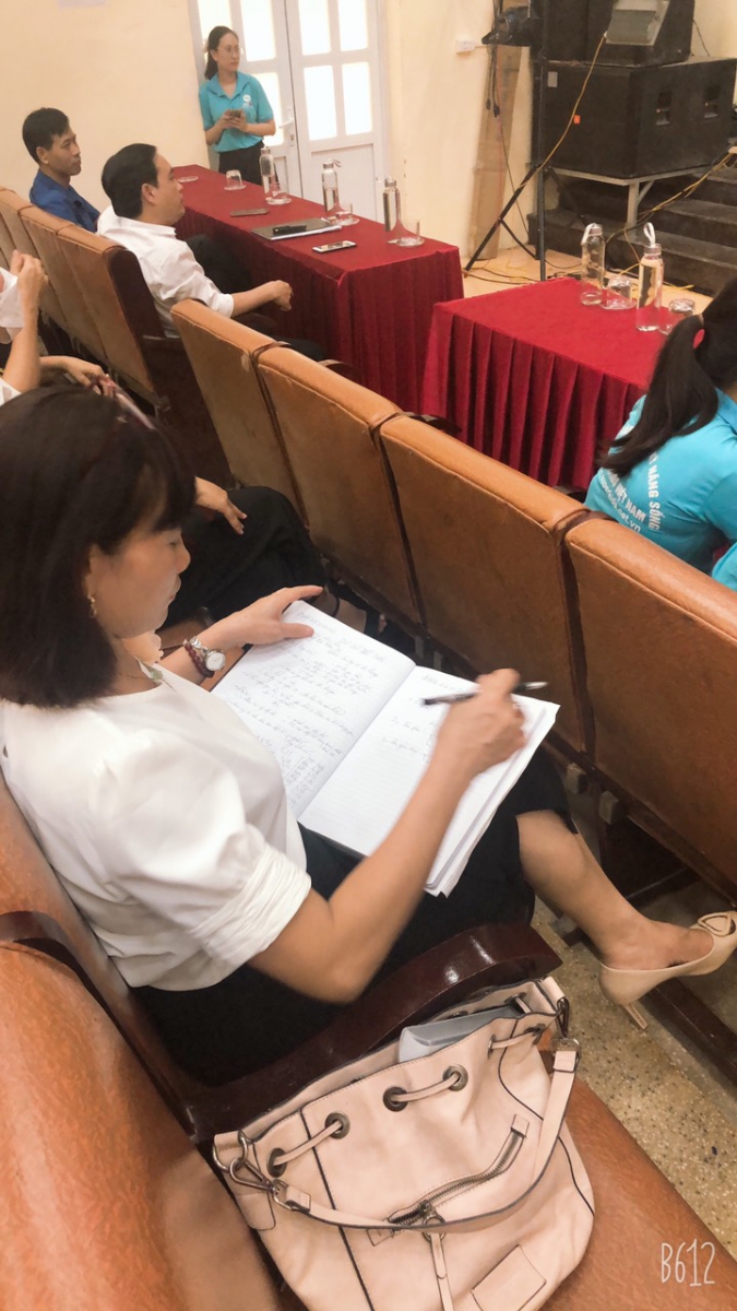 Các thầy cô tích cực ghi chép lại những nội dung của buổi tập huấn. Những kiến thức mà diễn giả, chuyên gia đào tạo Lê Nhàn đã chia sẻ.