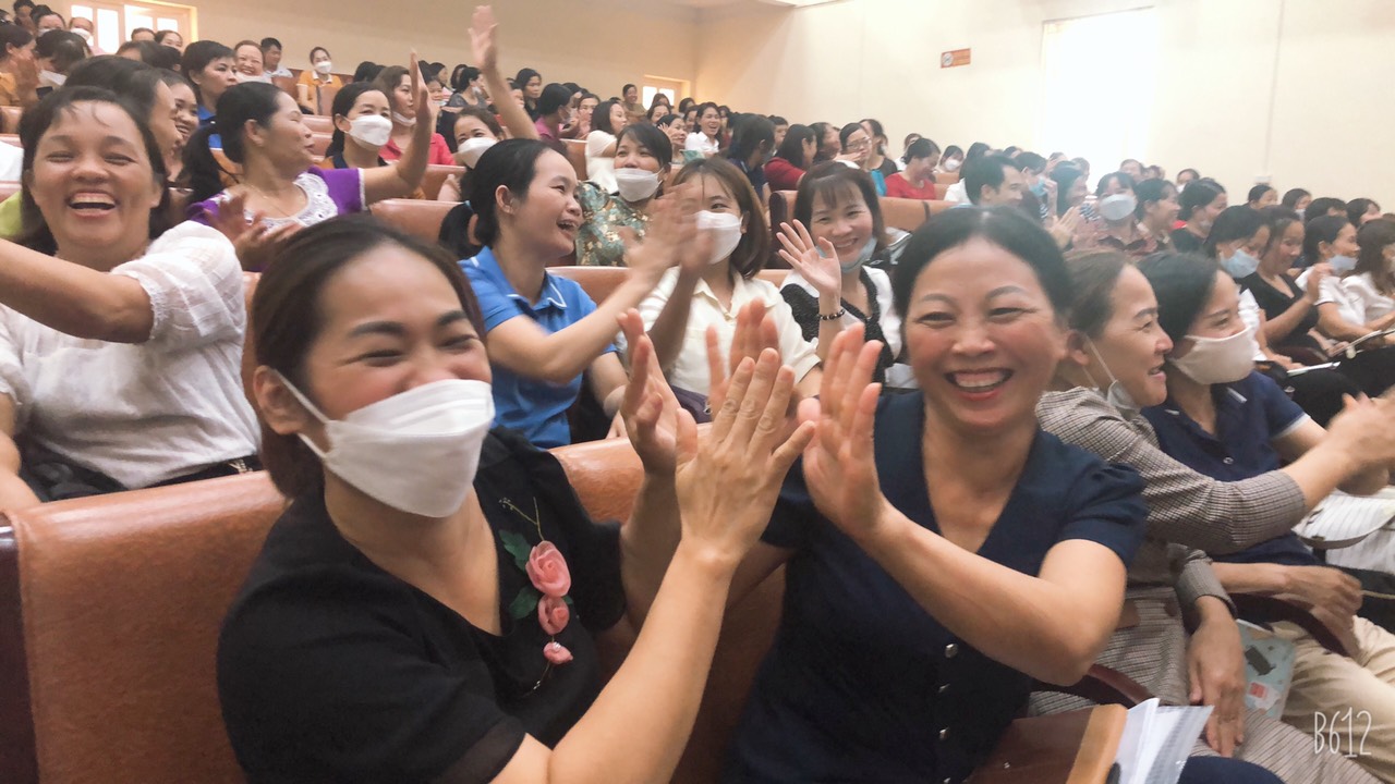 Khi các thầy cô tham gia văn hóa "Hi - five" một văn hóa nên sử dụng trong môi trường giáo dục