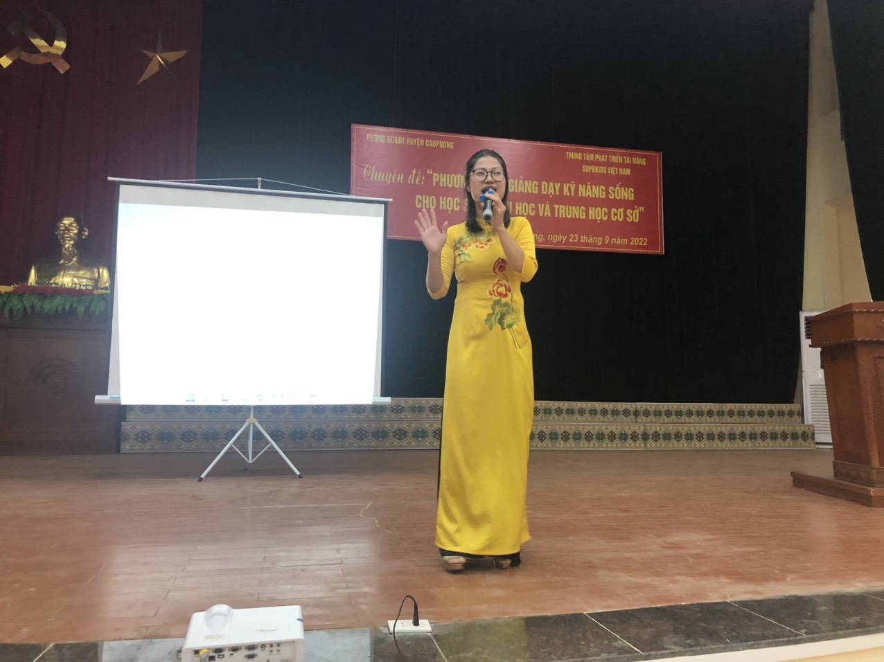 Diễn giả xinh đẹp Lê Nhàn chia sẻ về chuyên đề "Giáo viên tự tin hạnh phúc"