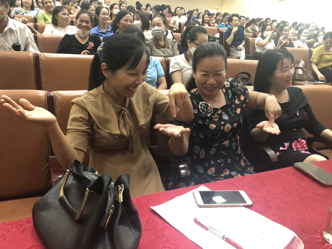 Các thầy cô rèn các kỹ năng linh hoạt,nhanh nhẹn... cho các em học sinh thông qua trò chơi "Chanh chua cua cắp"