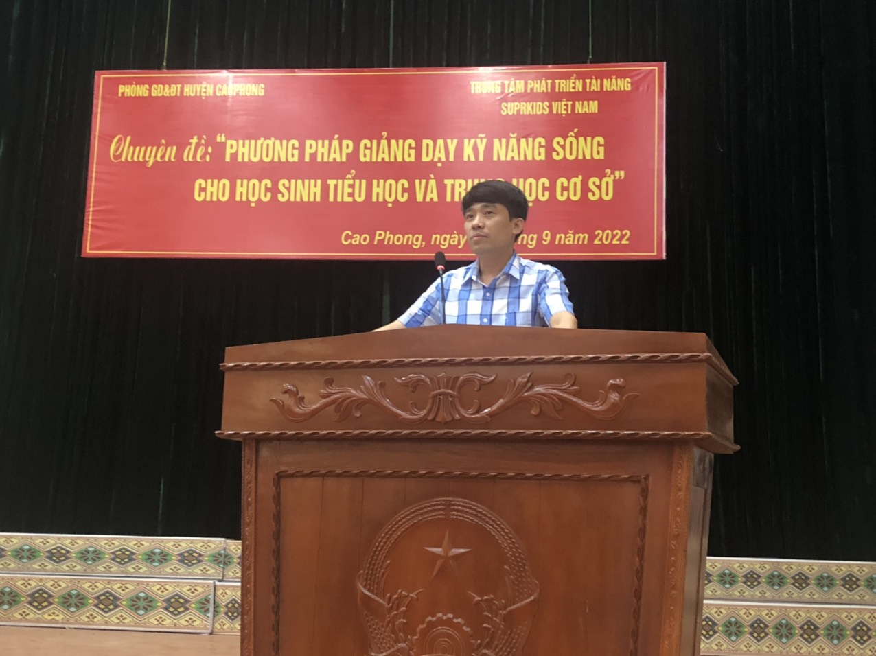 Chiều thứ 6, ngày 23/09/2022 được sự cho phép của phòng giáo dục huyện Cao Phong , trung tâm phát triển tài năng Superkids long trọng tổ chức chương trình tập huấn GVCN Chuyên đề "Giáo viên tự tin- hạnh phúc" <img alt=