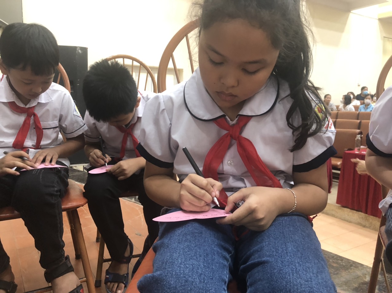 Các em học sinh viết thư những lời cảm ơn, những lời xin lỗi đến bố mẹ của mình qua tiết học "Sống để yêu thương"