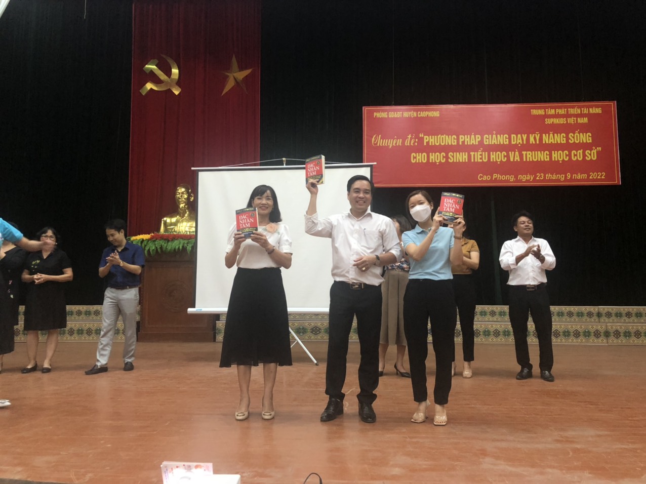 Ban tổ chức đã chọn được 3 nhà lãnh đạo có những điệu nhảy ấn tượng nhất để trao những món quà ý nghĩa.