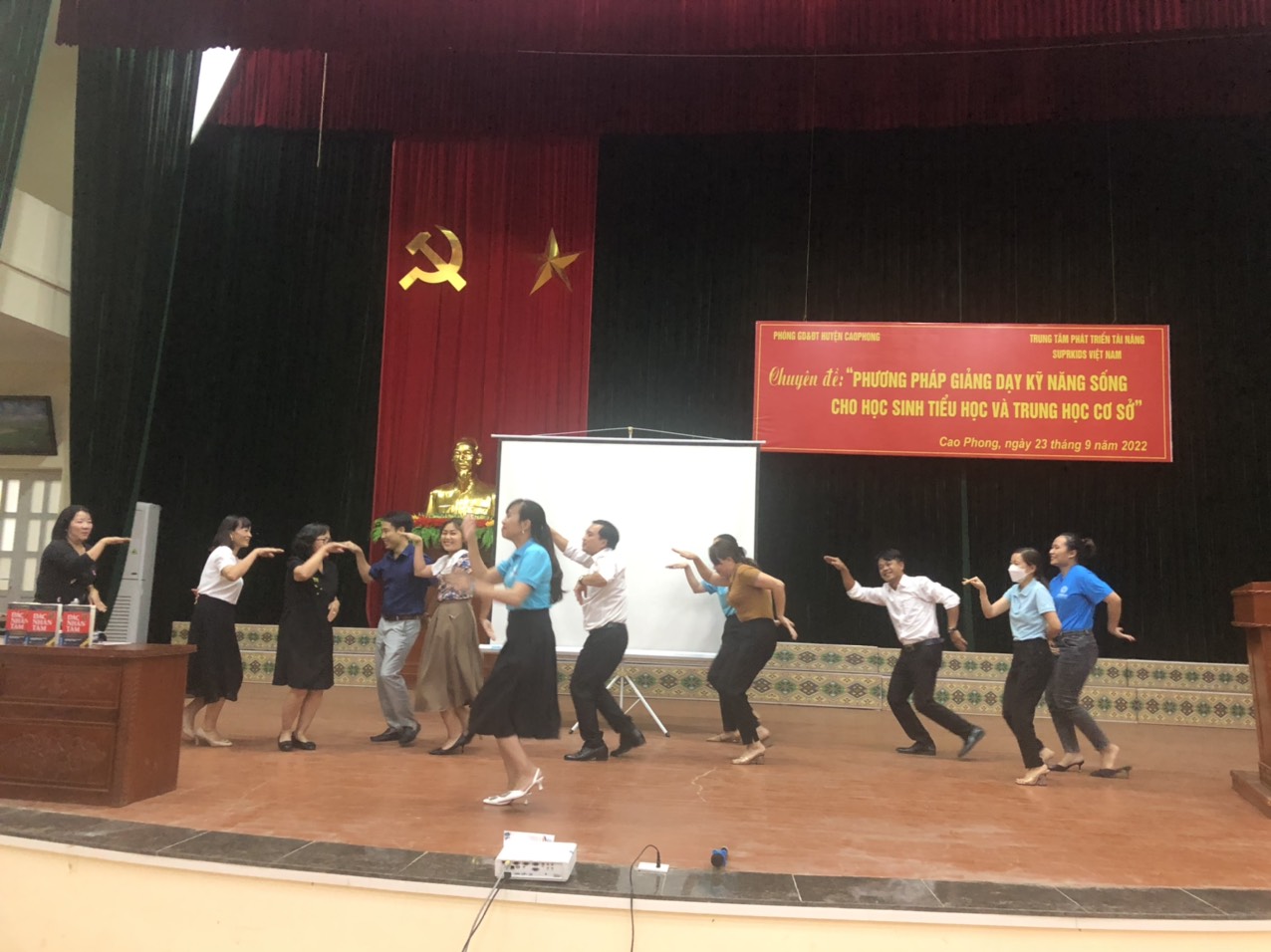 Trò trơi cuối cùng là trò chơi "Nhà lãnh đạo" Trò chơi bùng nổ nhất trong buổi tập huấn.