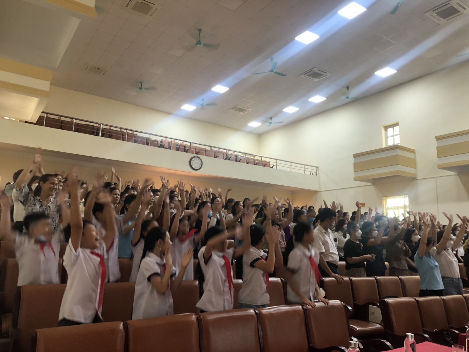 Các em học sinh và 300 thầy cô giáo háo hức trong buổi tập huấn.