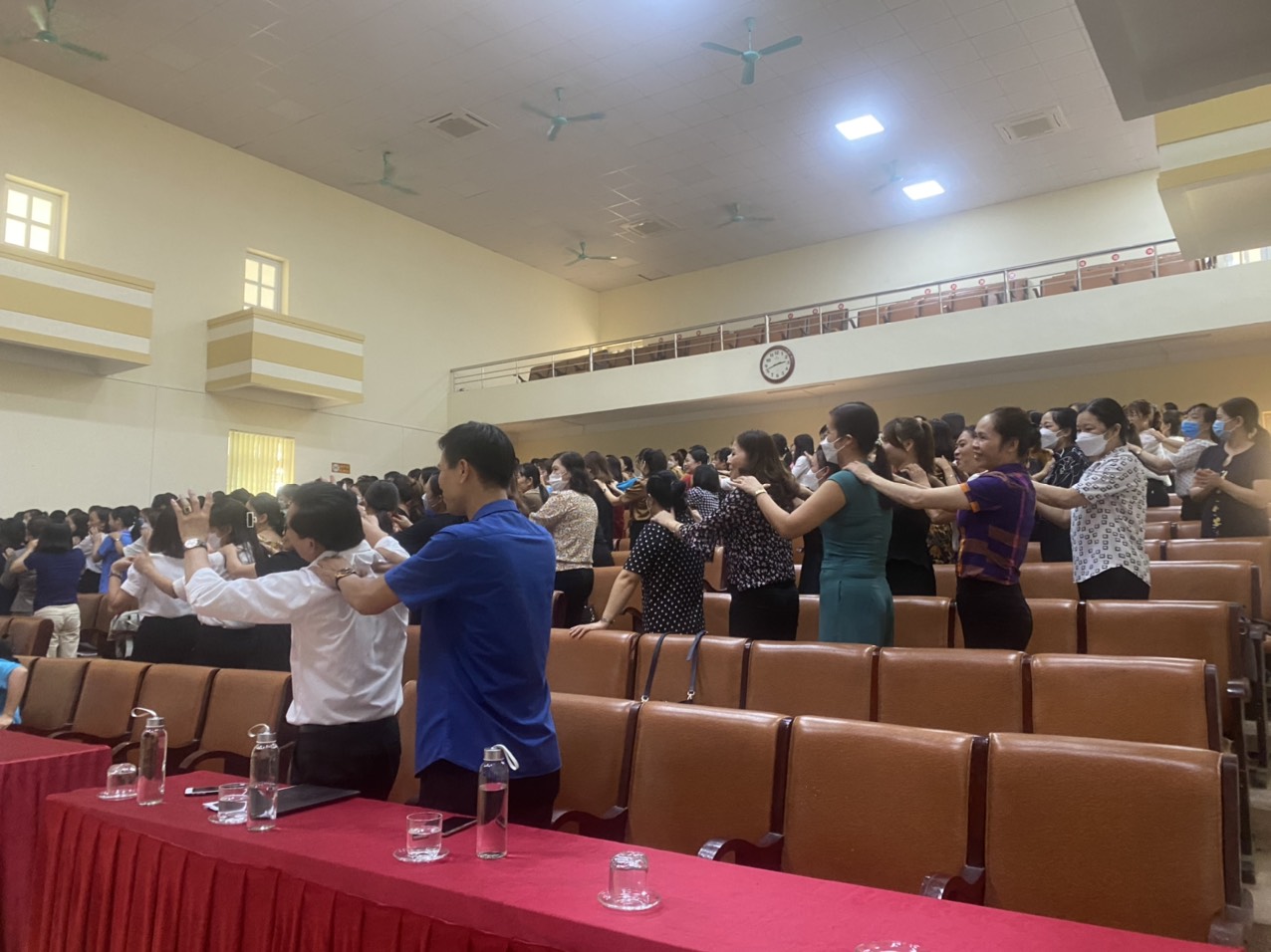 Trò chơi "Đấm bóp theo nền nhạc" Giúp các thầy cô thoải mái, thêm gắn kết giữa các thầy cô.