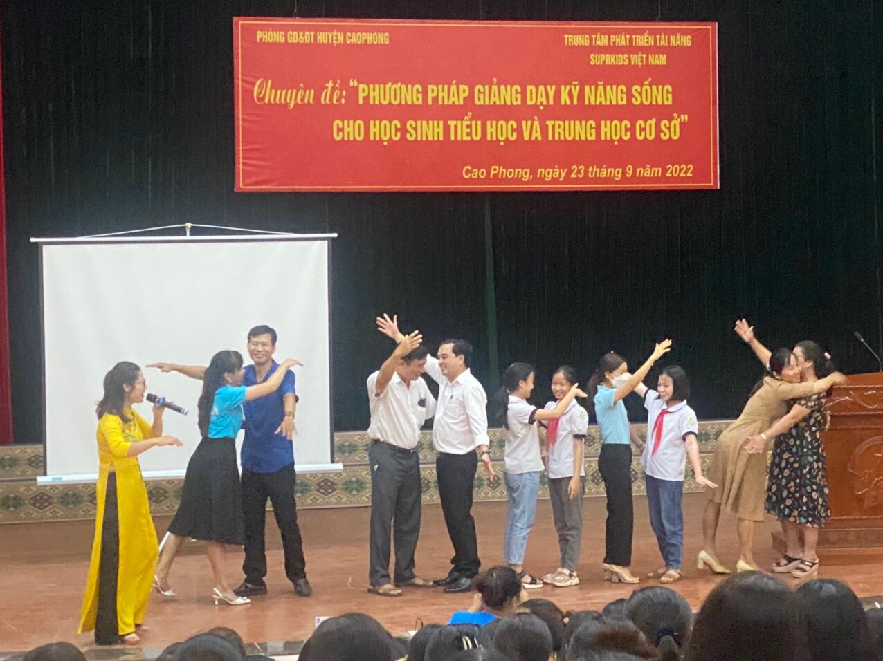 Văn hóa "Ôm yêu thương" Những cái ôm trong sáng dành cho đồng nghiệp, học sinh để động viên khích lệ.