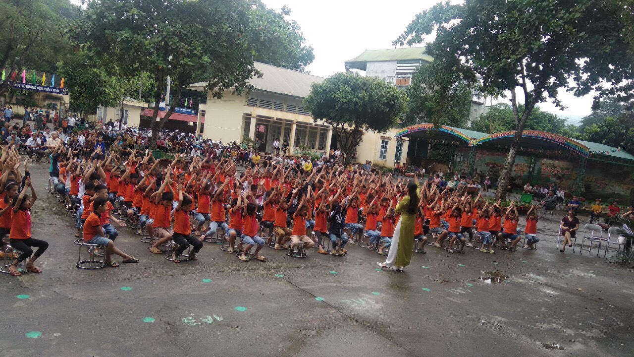 Giáo dục kỹ năng sống là một quá trình tác động sư phạm có mục đích, có kế hoạch nhằm hình thành năng lực hành động tích cực, có liên quan tới kiến thức và thái độ, giúp các em học sinh có ý thức về bản thân, giao tiếp, quan hệ xã hội, thực hiện công việc, ứng phó hiệu quả với các yêu cầu thách thức của cuộc sống hàng ngày… <br />
<img alt=