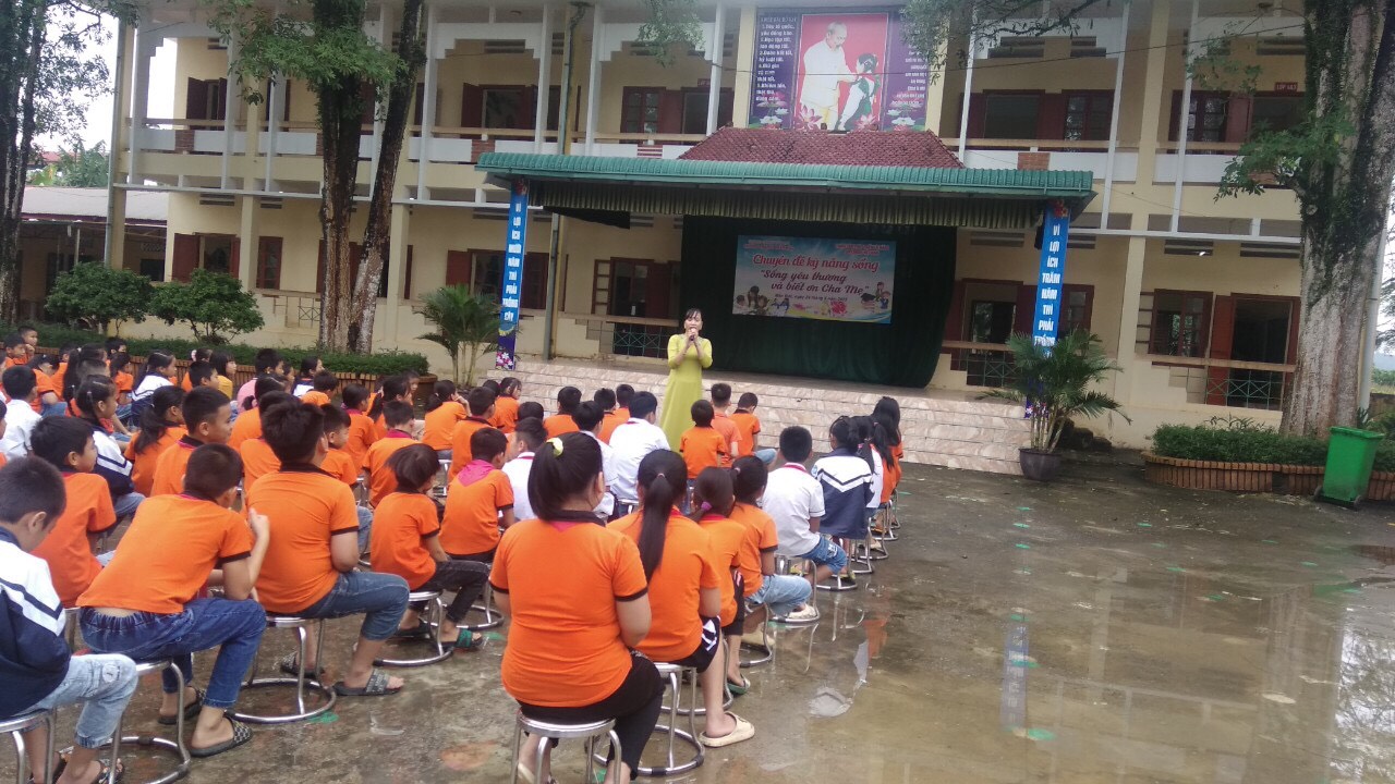 Vẫn là trò những trò chơi quen thuộc "Nghe nhạc đoán tên bài hát" Nhưng lại khiến cho các em học sinh trường TH & THCS Mãn Đức hào hứng khi trả lời đúng nhận được các phần quà đát đễ thương.