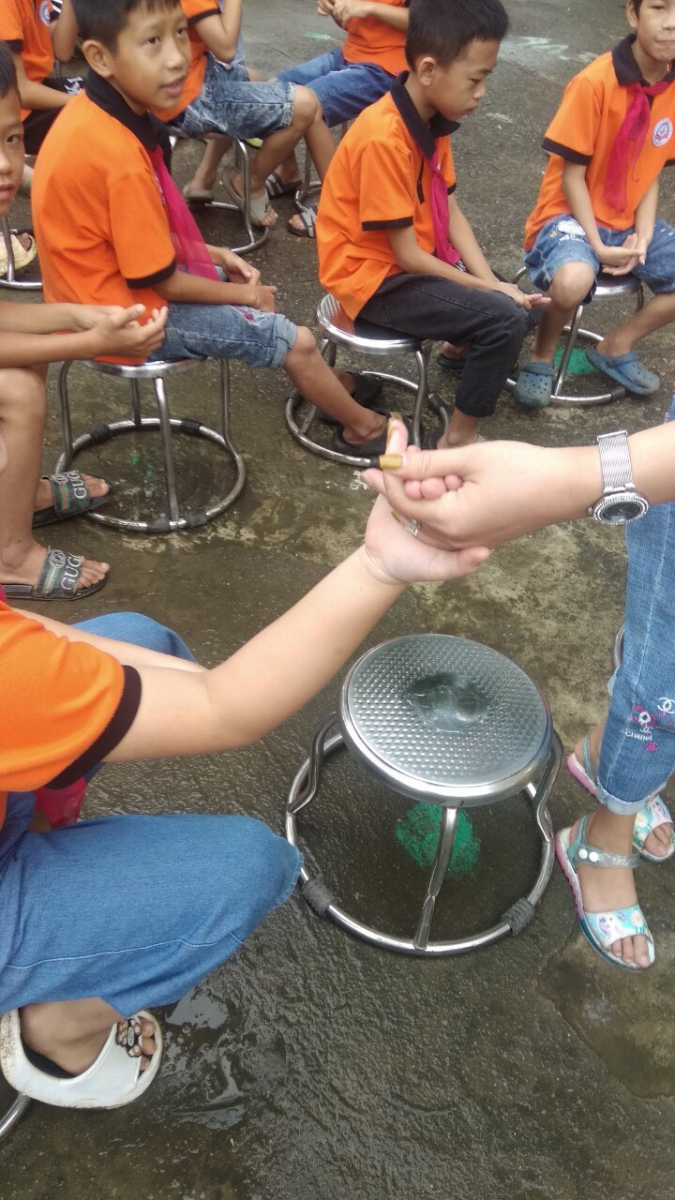 Diễn giả xinh đẹp Thúy Ngần được cầm, nắm những đôi bàn tay đẹp nhất của trường TH & THCS Mãn Đức.