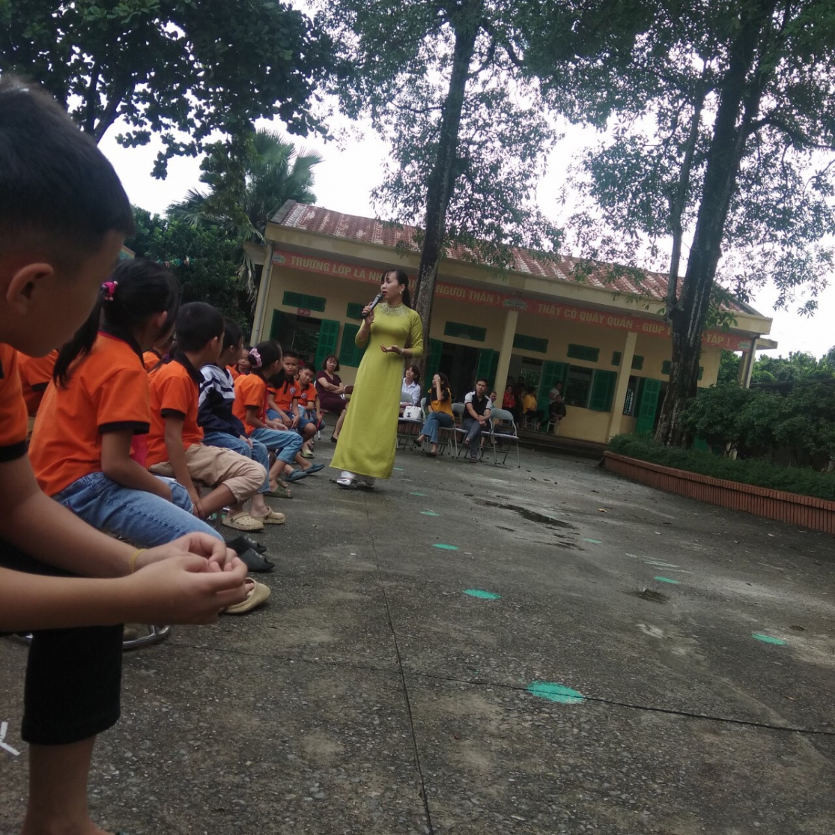 Quý phụ huynh, giáo viên chủ nhiệm và các em học sinh lắng nghe chuyên gia diễn giả Thúy Ngần chia sẻ về chuyên đề "Sống yêu thương và biết ơn cha mẹ"