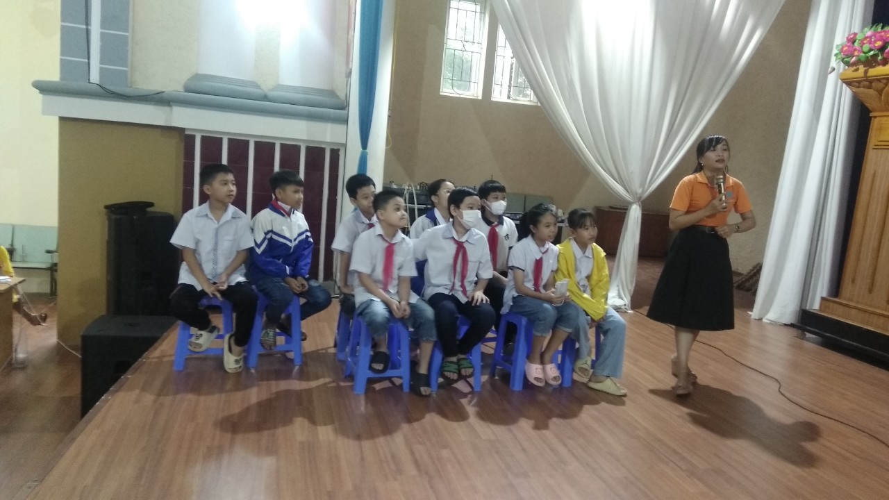 Các em học sinh tham gia tiết học demo "Sống để yêu thương"