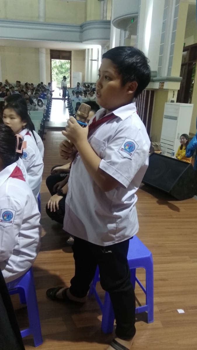 Học sinh tích cực tham gia vào hoạt động học KNS "Sống để yêu thương"