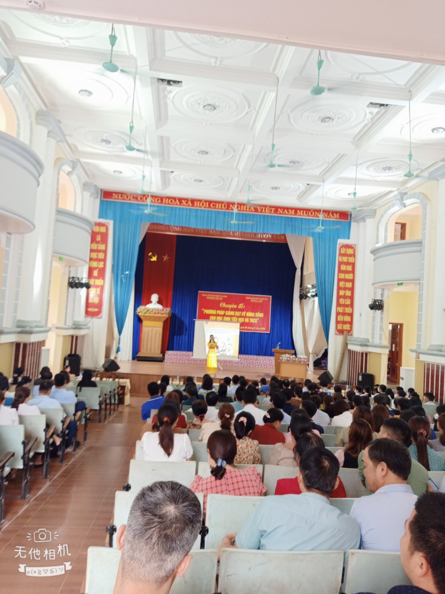 Các thầy cô chăm chú lắng nghe diễn giả Lê Thanh Nhàn chia sẻ "Phương pháp giảng dạy kỹ năng sống cho học sinh TH & THCS