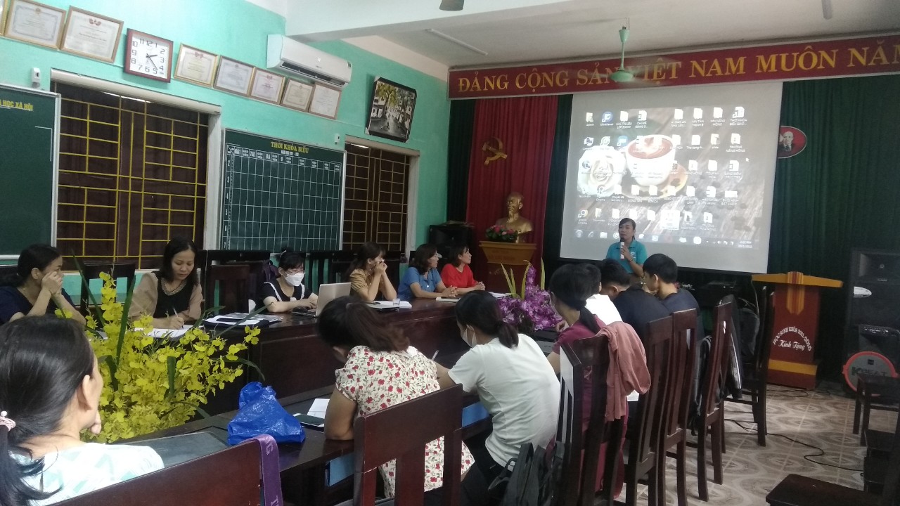 Ngày 01/10/2022 Chuyên gia đào tạo kỹ năng sống Thúy Ngần có buổi tập huấn với GVCN Trường TH & THCS Phú Minh về Phương pháp giảng dạy KNS Gaia để giúp giáo viên tự tin, hạnh phúc và nắm rõ hơn về phương pháp giảng dạy KNS Gaia. Buổi tập huấn diễn ra vô cùng vui vẻ qua các trò chơi. giúp cho giáo viên chủ nhiệm nắm được các bước tiến hành một trò chơi, cahs thức triển khai các tiết học kỹ năng sóng theo phần mềm KNS Gaia