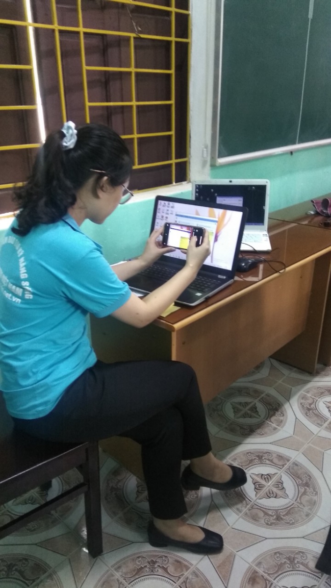 Cán bộ Trung tâm Superkids cài máy cho giáo viên chủ nhiệm.