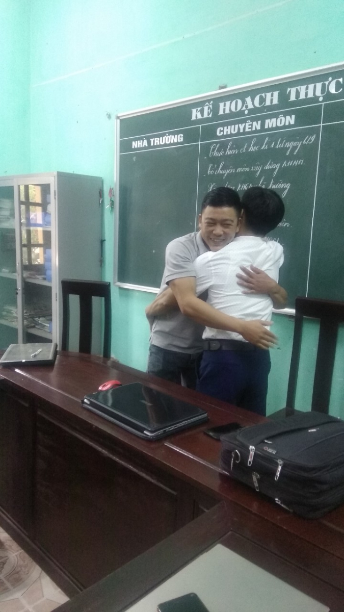 Những cái ôm trong sáng trao yêu thương giúp các thầy cô thêm gắn kết hơn.