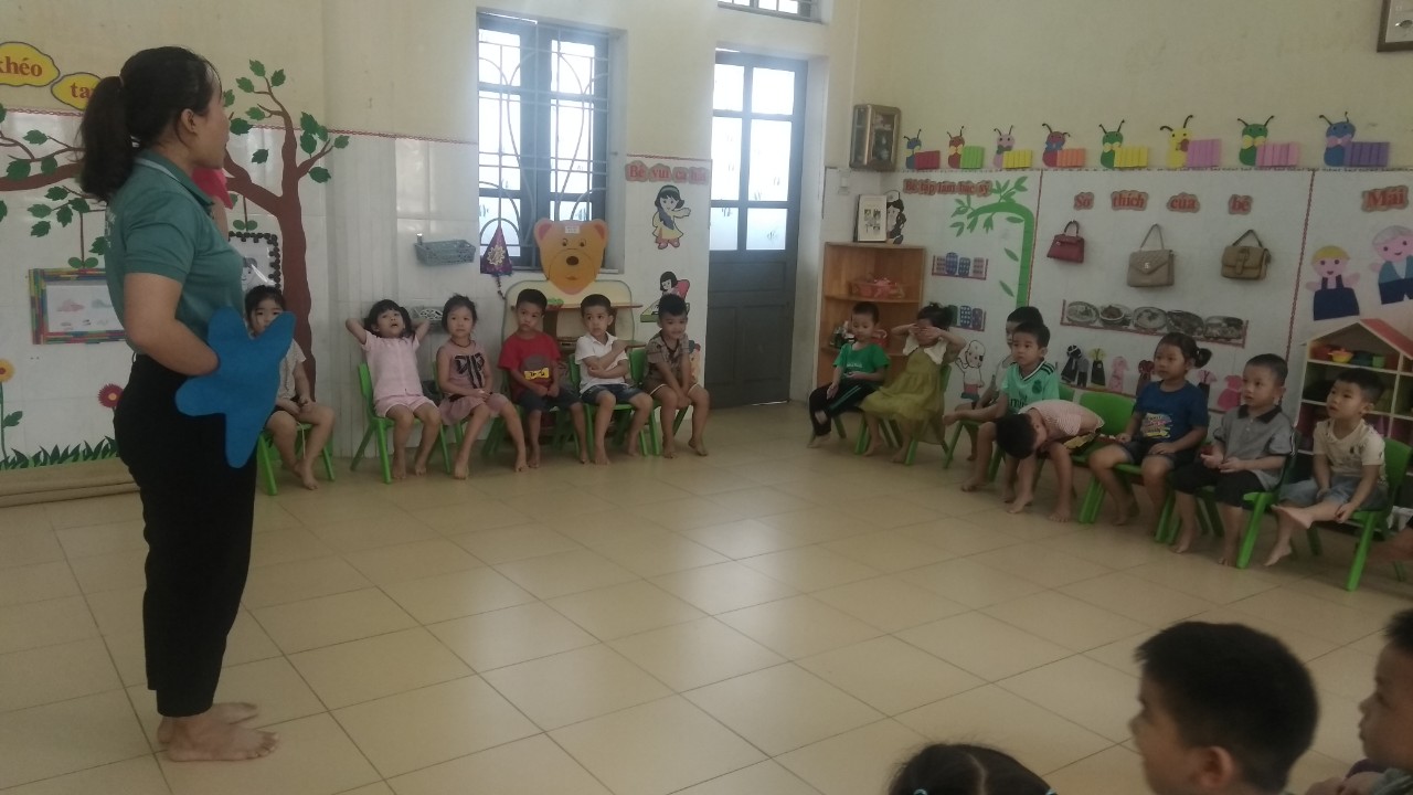 Khi đến chỗ đông người Nên tự tin mạnh dạn Chớ rụt rè, nhút nhát Hãy thể hiện mình nào Nói năng với mời chào Thật to và dõng dạc Để ông bà cô bác Mọi người đều khen con <img alt=