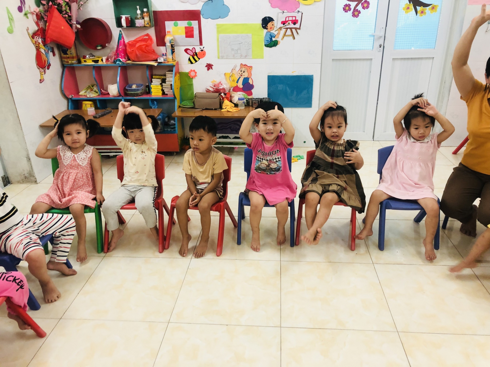 Giáo viên chủ nhiệm tham gia chơi các trò chơi và học kỹ năng sống cùng các em học sinh