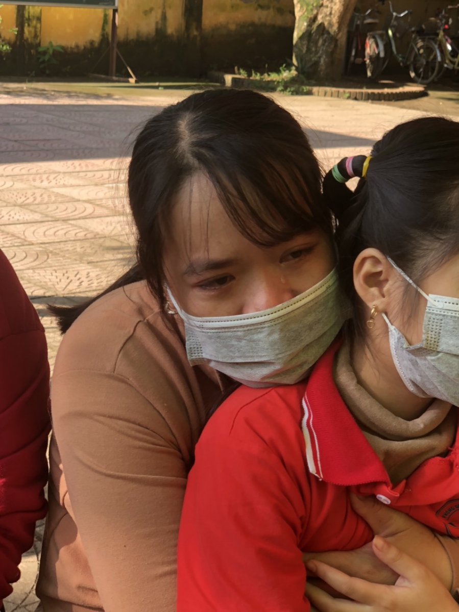 Các bạn học sinh chạy đến và ôm trầm lấy ba mẹ của mình.