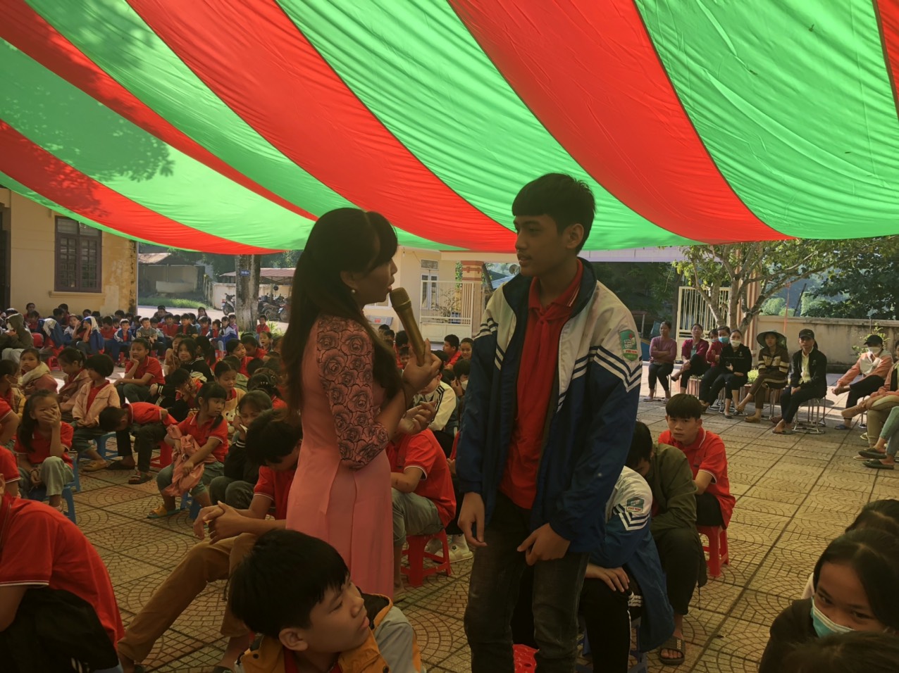 Các em học sinh nói lên những lời yêu thương cảm ơn bố mẹ của mình.