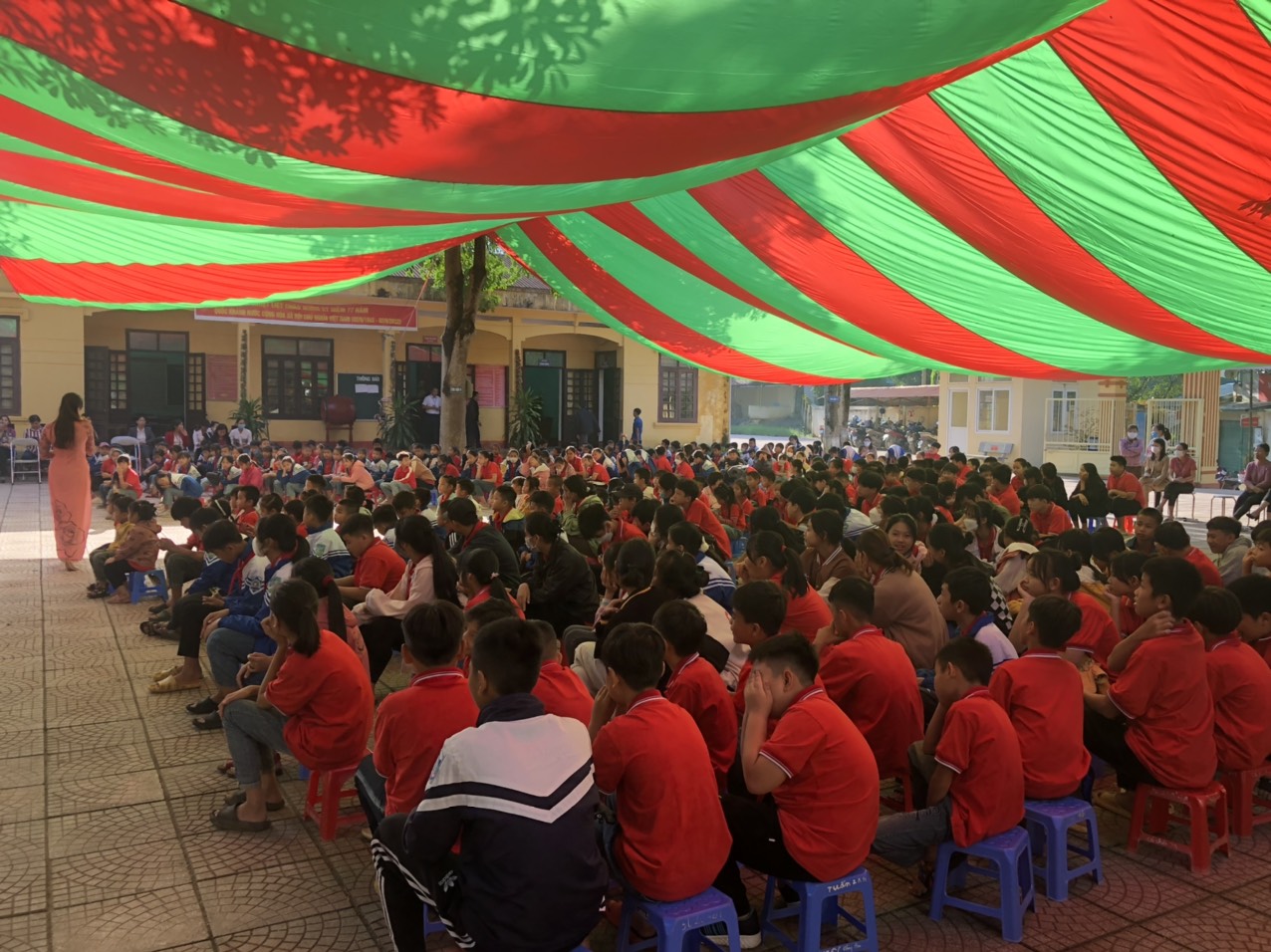 Mở đâu trò chuyên đề các em học sinh được tham gia trò chơi "O, A". Các em học sinh rất thích và tham gia nhiệt tình.