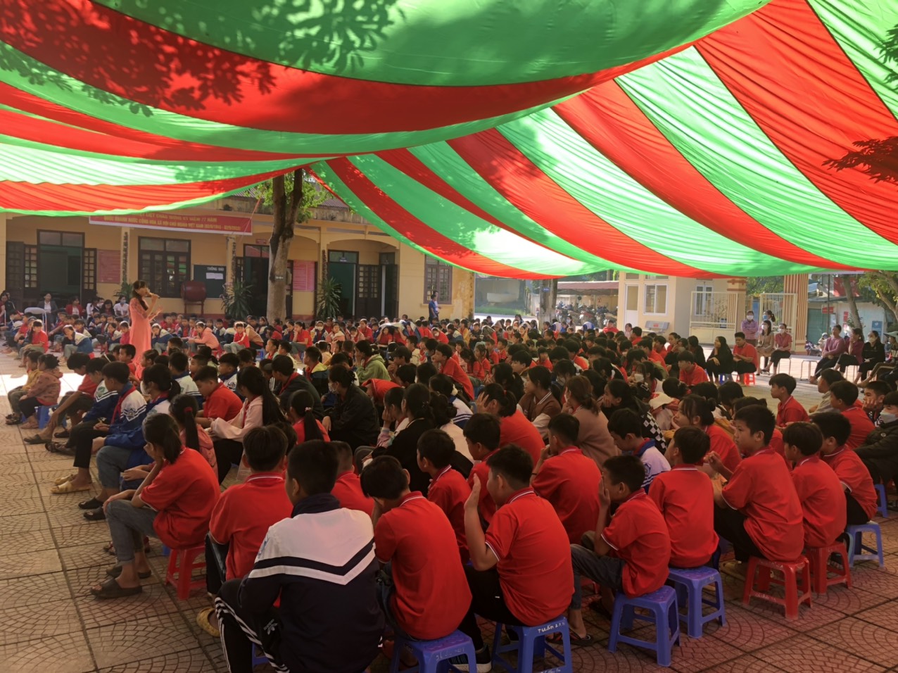 Chương trình kết thúc đọng lại trong các em nhiều cảm xúc các ô ở Trung tâm Superkids hi vọng sau chuyên đề ngày hôm này các em học sinh trở về nhà sẽ có những lời nói cũng như những hành động yêu thương gửi tới cha mẹ của mình. Chuyên đề đã kết thúc chúc các em học sinh Trường TH & THCS Phúc Tiến một năm học nhiều niềm vui, hạnh phúc, và gặt hái được nhiều thành tích trong học tập. Xin chào và hẹn gặp lại ngôi trường thân yêu Phú Minh