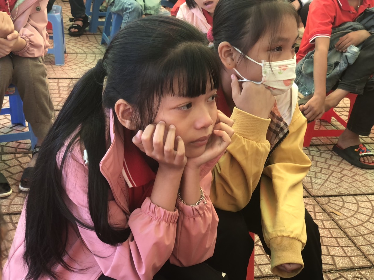 Có rất nhiều em học sinh ngồi khóc nấc lên và noi con cảm ơn mẹ vì mẹ đã sinh ra con trên cuộc đời này.