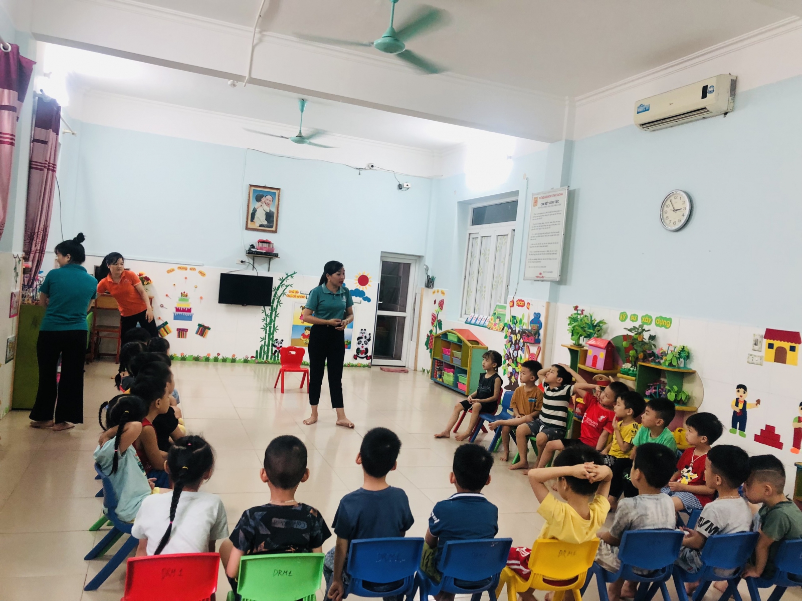 Các bạn học sinh rất tập chung trong giờ học