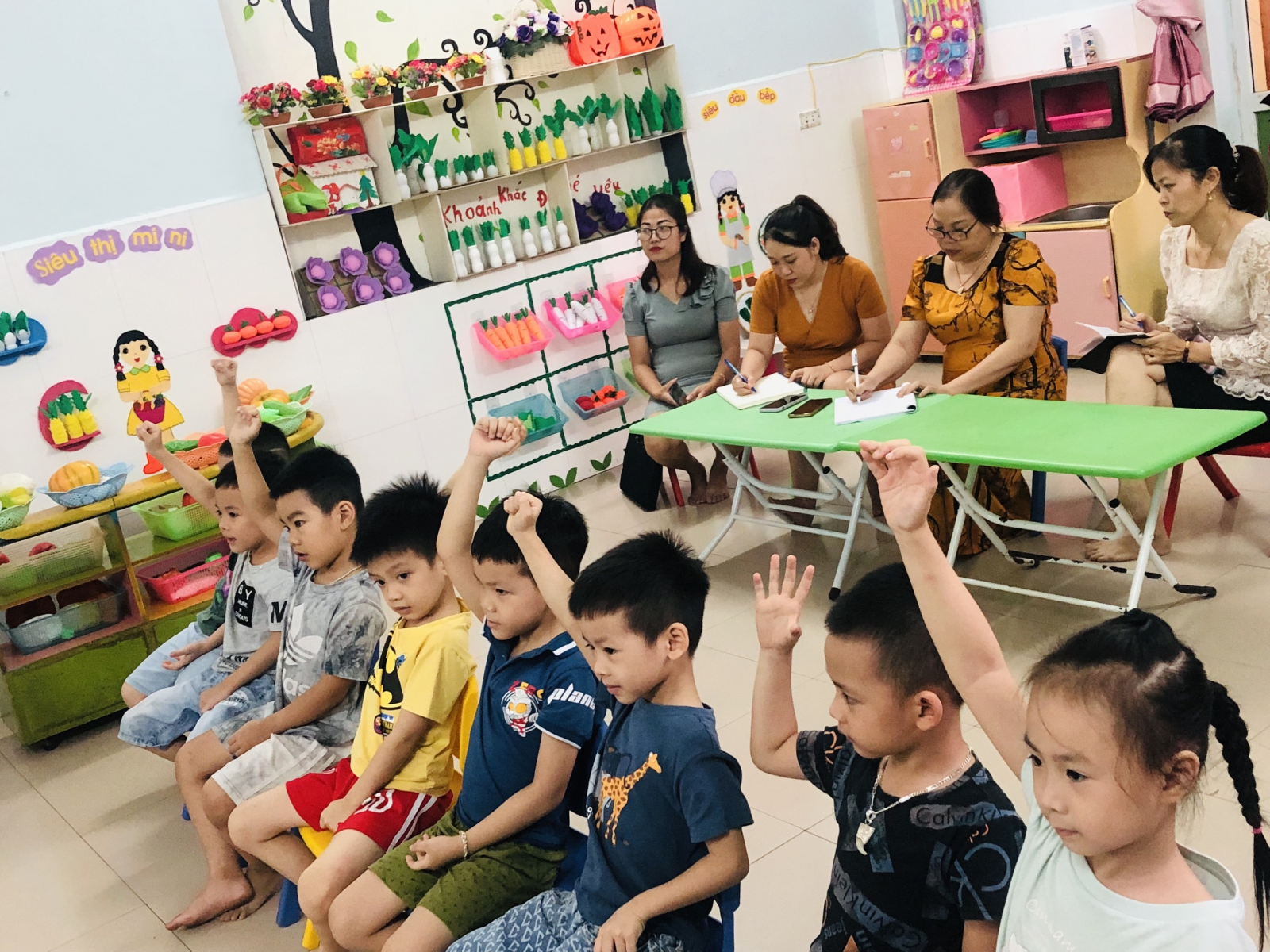 Trường mầm non Tư thục Sao Mai thành phố Hoà Bình tiết học Demo "MC Nhí" Giám đốc Trung tâm phát triển tài năng Superkids và Ban giám hiệu nhà trường cùng toàn thể giáo viên chủ nhiêm trường mầm non tư thục Sao Mai có buổi tham gia tiết học Demo để chuẩn bị cho một năm học giúp các em học sinh và giáo viên có nhiều kỹ năng.Rất nhiều trẻ hiện nay nhút nhát, thiếu tự tin, tự ti với bản thân mình, không dám thể hiện bản thân vì ngại, đặc biệt là những nơi đông người hay trong môi trường tập thể chưa biết chủ động, biết hỏi và trả lời khi được hỏi. Qua tiết học "MC Nhí" rèn luyện cho trẻ tự tin, đặc biệt là trẻ tự tin trước đám đông, khi tự tin các con sẽ biết mình là ai, mình muốn gì, mình cần làm những gì? Để mỗi ngày trẻ tự tin hơn trong cuộc sống. Trung tâm phát triển tài năng Superkids Việt Nam    Ngõ 445 Đường Hòa Bình, Phường Phương Lâm, TP Hòa Bình, Tỉnh Hòa Bình.  Website: www.superkids.net.vn Liên hệ: E Thùy 0837785666